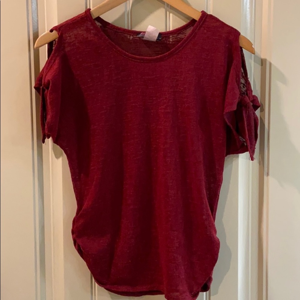 Discreet Brand Cold Shoulder. EUC!